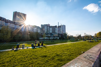 白天人们在建筑物附近的草地上